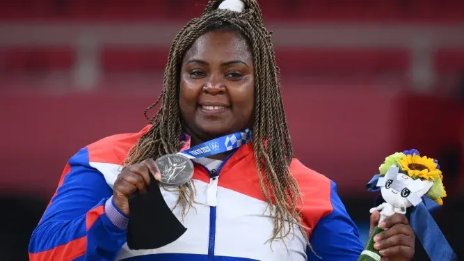 La cubana Idalys Ortiz posa con su medalla de plata en los Juegos Olímpicos de Tokio 2020.