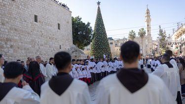 Miembros del clero participan en la procesión navideña anual encabezada por el Patriarca Latino de Jerusalén frente a la Iglesia de la Natividad en Belén, Cisjordania, ocupada por Israel, el 24 de diciembre de 2025