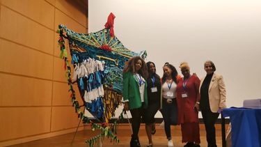 Este grupo de mujeres abarca una amplia paleta de colores desde el punto de vista social y demográfico; lo que comparten es el amor por su país de origen.