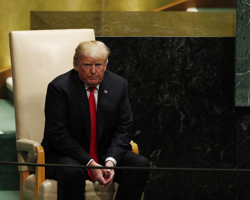 El presidente estadounidense, Donald&nbsp;Trump, permanece sentado antes de ofrecer un discurso durante la sesión de apertura del debate de alto nivel de la Asamblea General de Naciones Unidas.