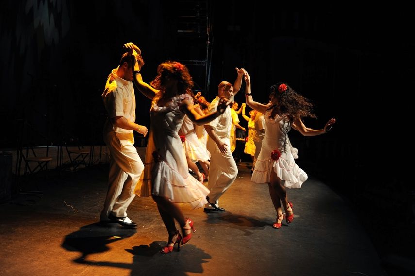 16 parejas, conformadas por un profesional y un amateur, trabajarán duro por ganarse al público y a los jueces.