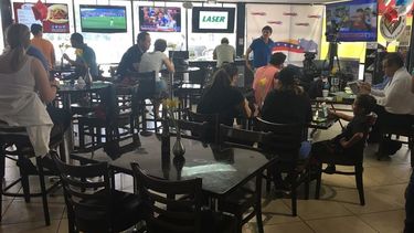 Desde temprano la gente comenzó a reunirse en El Arepazo.