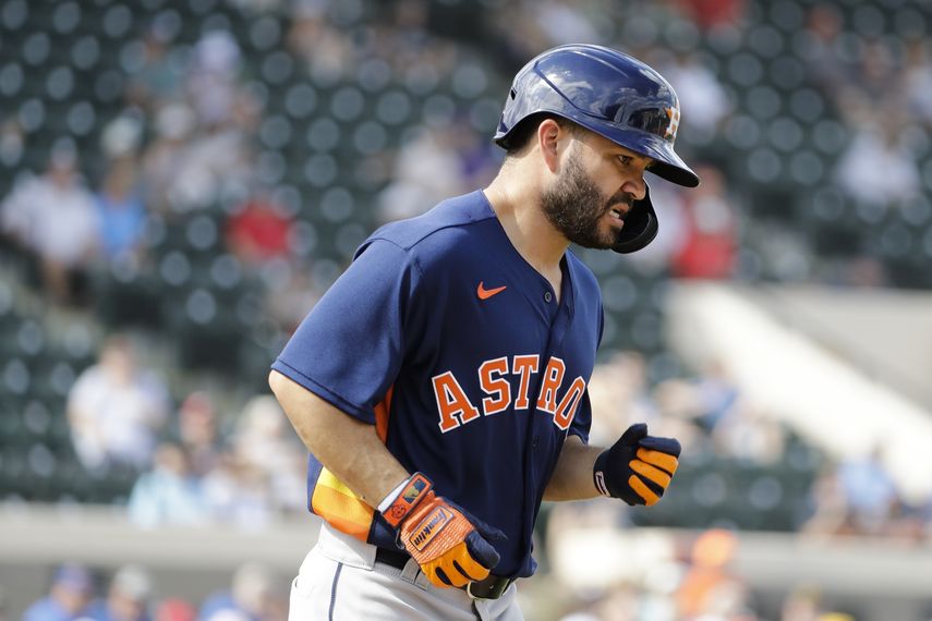 El venezolano Jos&eacute; Altuve, de los Astros de Houston, se dirige a la inicial tras ser golpeado por un lanzamiento durante el encuentro de pretemporada ante los Tigres de Detroit, el lunes 24 de febrero de 2020, en Lakeland, Florida.