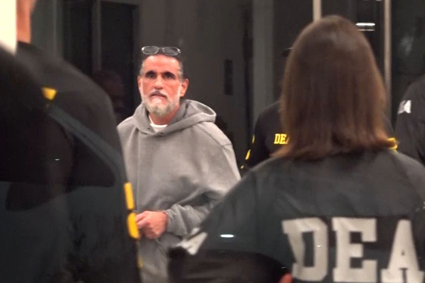 &nbsp;Captura de video del empresario colombiano Alex Saab escoltado por agentes de la DEA a su llegada este sábado, al aeropuerto de Opa-locka, en el condado de Miami-Dade