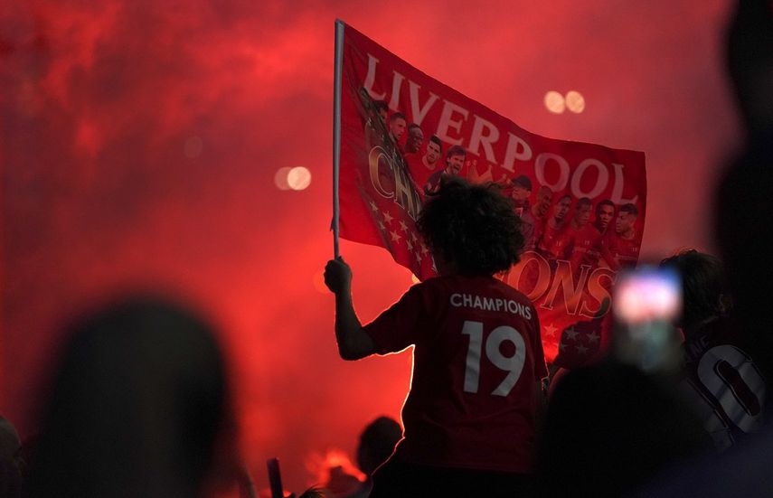 Hinchas del Liverpool festejan frente al estadio de Anfield, el jueves 25 de junio de 2020, luego que el equipo se coron&oacute; con una derrota del Manchester City ante el Chelsea.&nbsp;
