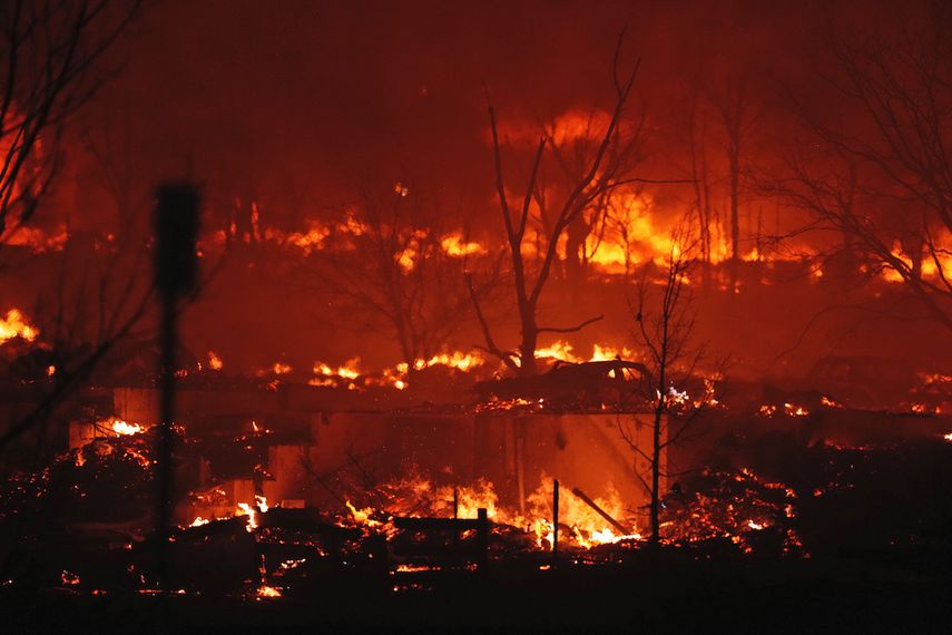 Varias viviendas arden a causa de un incendio forestal cerca de Rock Creek Village, el 30 de diciembre de 2021, cerca de Broomfield, Colorado.&nbsp;