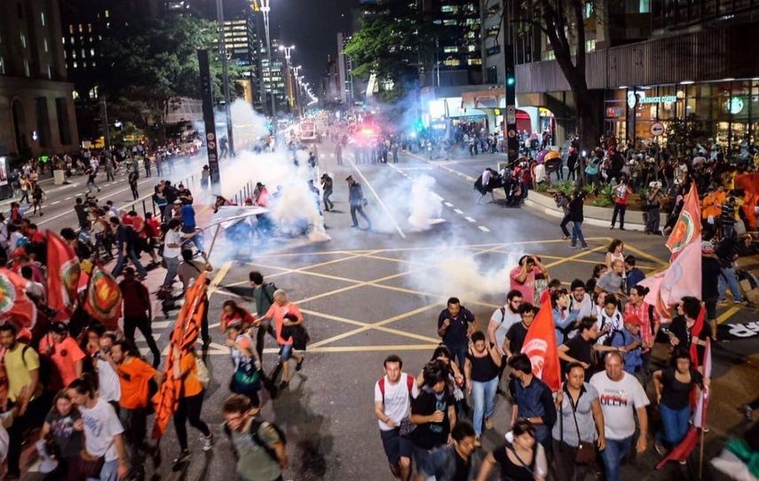 Las protestas, convocadas en las redes sociales, se realizaron también en Belo Horizonte, capital del suroriental estado de Minas Gerais, y en Sao Paulo, la mayor ciudad del país.