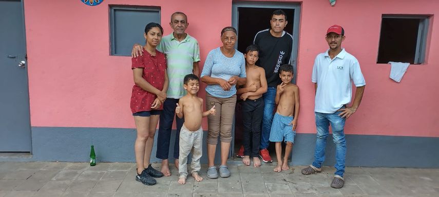 La familia Perche integrada por ocho miembros caminan con destino a Estados Unidos. En la foto están en un hospedaje en Managua, Nicaragua donde lograron descansar, alimentarse y retormar fuerzas para continuar el largo trayecto.&nbsp;