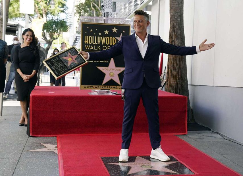 El músico español Alejandro Sanz posa junto a su Estrella en el Paseo de la Fama de Hollywood el viernes 1 de octubre de 2021 en Los Angeles.