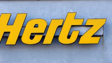 El logo de la compañía de rentas de vehículos Hertz.