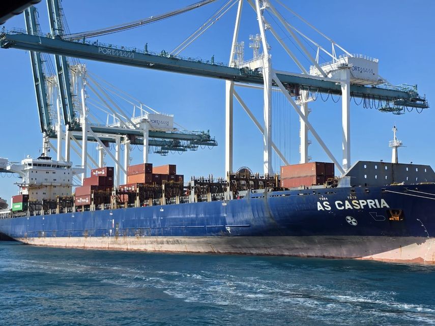 Un barco descarga su mercancía en el Puerto de Miami.