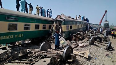 Soldados y voluntarios trabajan el lunes 7 de junio de 2021 en el sitio donde chocaron dos trenes, en el distrito de Ghotki, en el sur de Pakistán