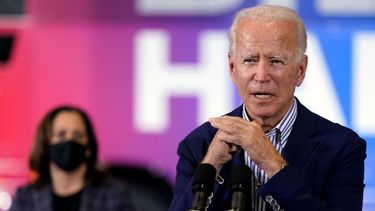 El candidato presidencial demócrata Joe Biden habla y la candidata a vicepresidenta Kamala Harris escucha en un acto en el sindicato de carpinteros en Phoenix, 8 de octubre de 2020.&nbsp;