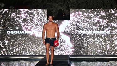 Modelo desfila para la nueva colección de la marca DSquared2.