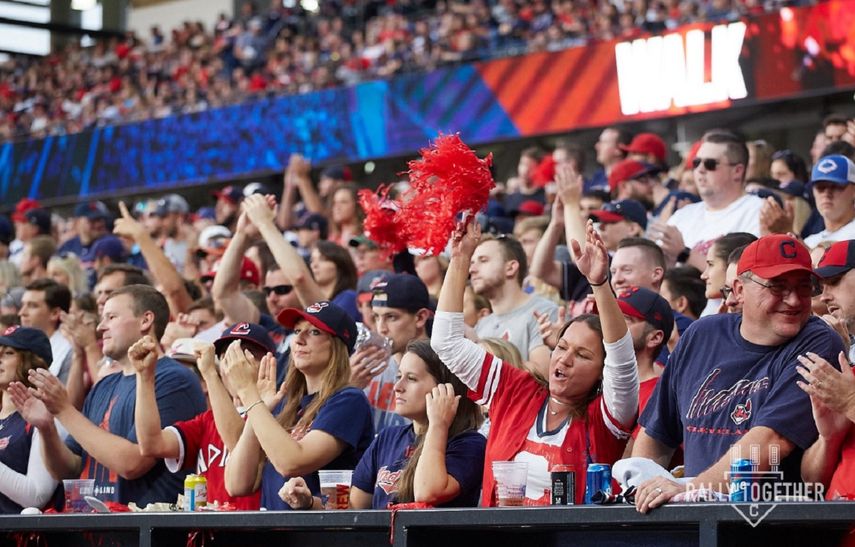 La fanaticada de los Indios ovacionaron a sus jugadores al finalizar el juego frente a los Reales.&nbsp;