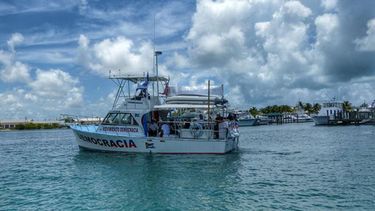 Vista del barco Democracia que hace parte de la flotilla de barcos del exilio cubano de Miami que partió  este sábado a Cayo Hueso (EFE)