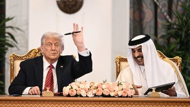 El presidente Donald J. Trump junto al Emir Sheikh Tamim bin Hamad al-Thani tras la rúbrica de un importante acuerdo de inversiones.