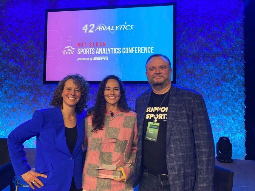 En esta foto de marzo de 2023, distribuida por la Sloan Sports Analytics Conference, posan de izquierda a derecha Jessica Gelman, Sue Bird y Daryl Morley, tras la entrega de un premio a la segunda en Boston. Actualmente ellos aseguran que la Inteligencia Artificial cobrará las vidas de las deisciplinas deportivas&nbsp;
