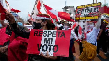 Simpatizantes tanto de Keiko Fujimori como de Pedro Castillo manifestaron el sábado 19 de junio en Lima, Perú,&nbsp;tras la disputada la segunda vuelta presidencial en Perú.&nbsp;