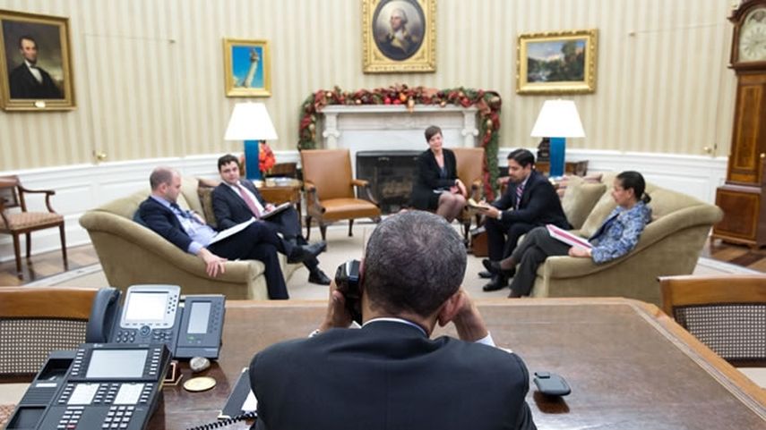 Momento en el que el presidente Obama habla por teléfono con Raúl Castro (CASA BLANCA OFICIAL) 
