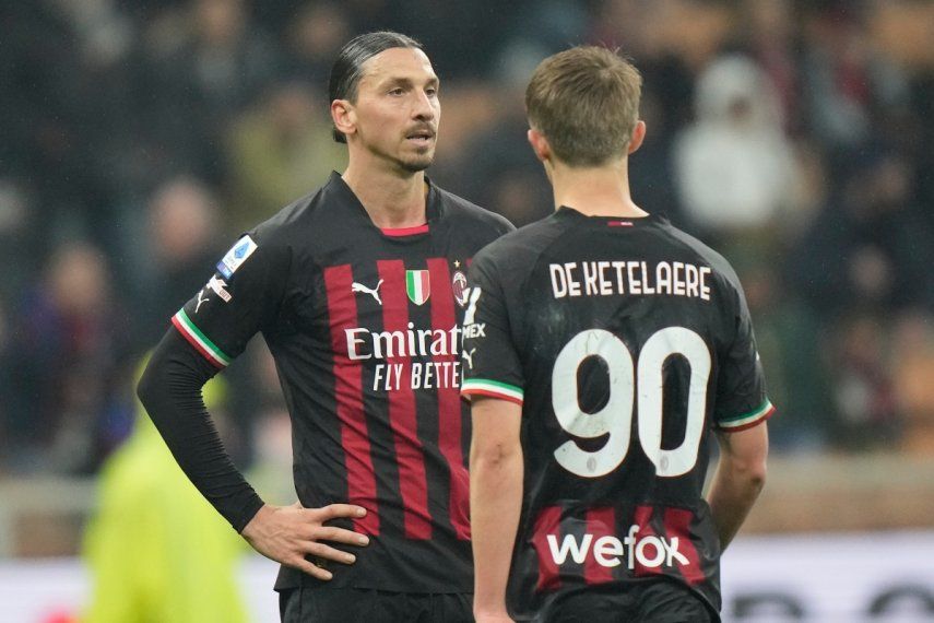 Zlatan Ibrahimovic (izquierda) y Charles De Ketelaere, del Milan, reaccionan tras el empate 1-1 contra Salernitana en la Serie A italiana, el lunes 13 de marzo de 2023.&nbsp;
