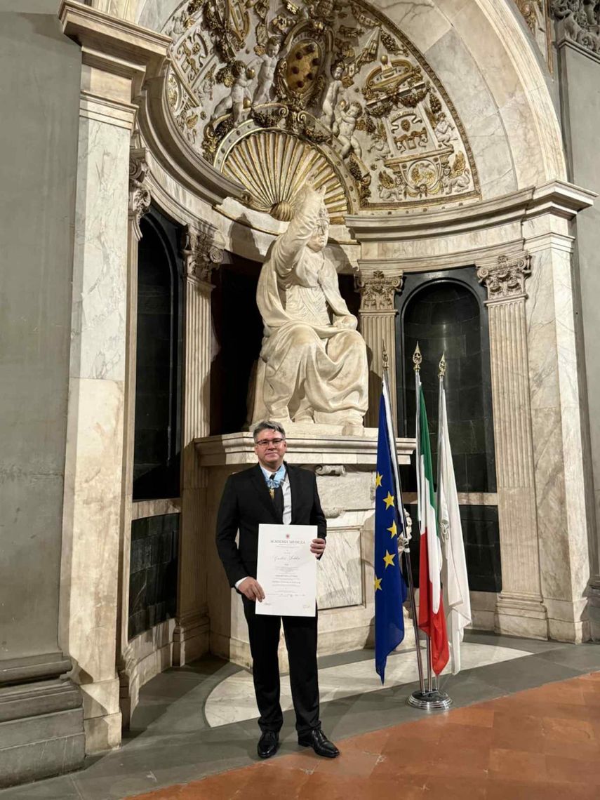 El artista cubano Carlos Sablón posa con el premio Collare Laurenziano, que recibió en el Palazzo Vecchio, en Florencia, Italia.