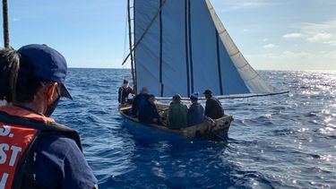 Oficiales de la Guardia Costera detienen a migrantes cubanos en los Cayos de Florida.