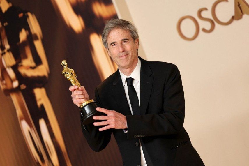 El director brasileño Walter Salles posa con el Óscar a la mejor película internacional.&nbsp;