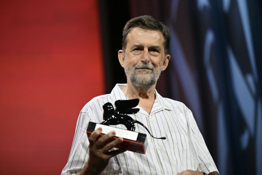 El director Nanni Moretti con el Premio Venice Classic a la Mejor Película Restaurada por Ecce Bombo durante la ceremonia de entrega de premios del 81.º Festival de Cine de Venecia, el 7 de septiembre de 2024, en el Lido de Venecia.