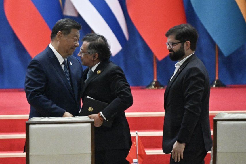 El presidente de China, Xi Jinping (izq.), el presidente de Colombia, Gustavo Petro (centro), y el presidente de Chile, Gabriel Boric, asisten a la ceremonia inaugural de la Cuarta Reunión Ministerial del Foro de China y la Comunidad de Estados Latinoamericanos y Caribeños (CELAC) en Pekín el 13 de mayo de 2025.&nbsp;