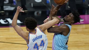 El alero del Thunder de Oklahoma City Justin Jackson defiende al alero del Heat de Miami Jimmy Butler en la segunda mitad del juego del lunes 4 de enero de 2021, en Miami.