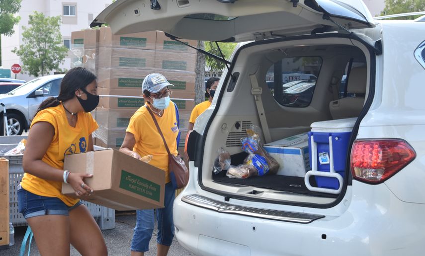 En Miami-Dade, los alimentos, debidamente protegidos, son depositados en el maletero del vehículo.