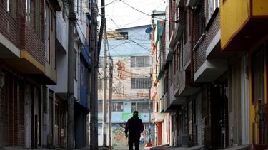 Un hombre camina por una calle desierta de Bogot&aacute; el 5 de agosto del 2020. Cuatro meses despu&eacute;s de surgido el brote de coronavirus, Colombia mantiene una cuarentena que cada vez abruma m&aacute;s a la gente