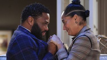 Anthony Anderson, izquierda, y Tracee Ellis Ross en una escena del final de la serie Black-ish que se transmitió el 19 de abril en una imagen proporcionada por ABC.