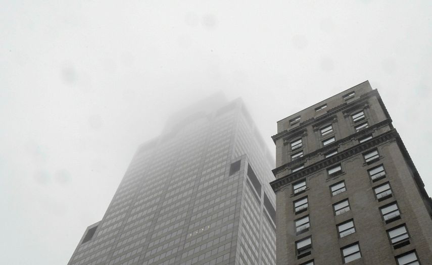 Vista del edificio (izq.) contra el que se estrelló un helicóptero en el centro de Manhattan, Nueva York, el lunes 10 de junio de 2019.