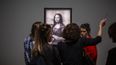 Periodistas se re&uacute;nen frente a una imagen de la Mona Lisa de Leonardo Da Vinci durante una visita al Museo del Louvre el domingo 20 de octubre del 2019, en Par&iacute;s.&nbsp;