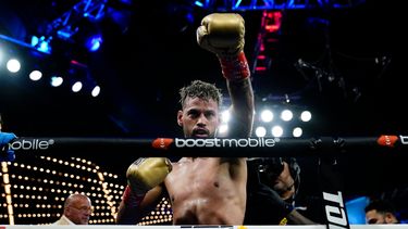 Robeisy Ramírez hace un gesto a los fanáticos después de una pelea de boxeo de peso pluma contra Abraham Nova