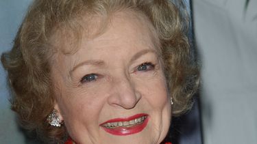 La actriz Betty White llega a los premios Writers Guild Awards que se celebraron en el Palladium de Hollywood el 25 de febrero de 2005.