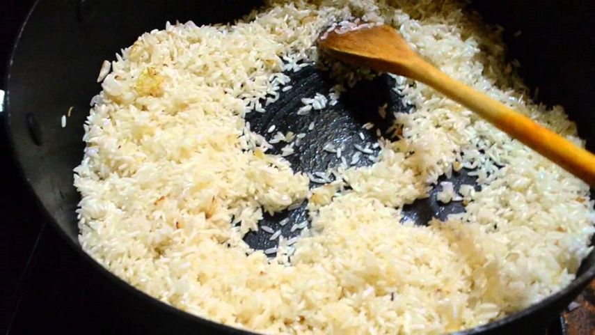 Se recomienda&nbsp;remojar&nbsp;el arroz desde la noche anterior en una proporción&nbsp;de 5 partes de agua por una de cereal.&nbsp;