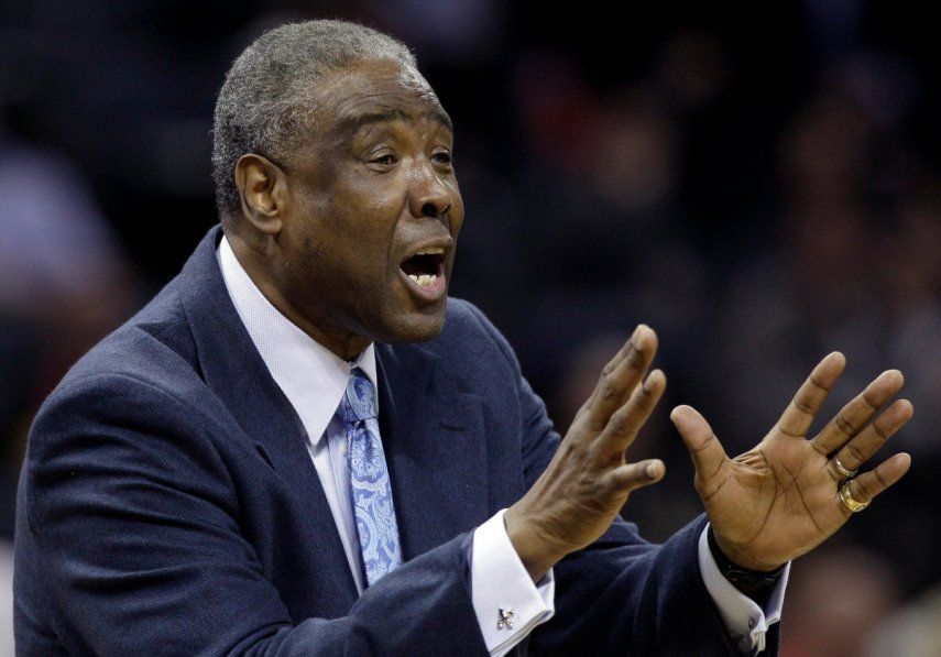 El coach Paul Silas, de los Bobcats de Charlotte, discute una jugada en duelo ante los Bulls de Chicago, en Charlotte, Carolina del Norte, el 18 de abril de 2012.