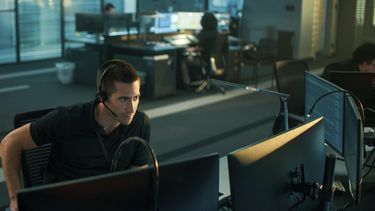 Jakke Gyllenhaal en una escena de The Guilty en una imagen proporcionada por Netflix.