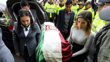 Un grupo de personas acompaña el féretro de la niña Yuliana Andrea Samboni Muñoz este, miércoles 7 de diciembre de 2016, en Bogotá, Colombia.&nbsp;