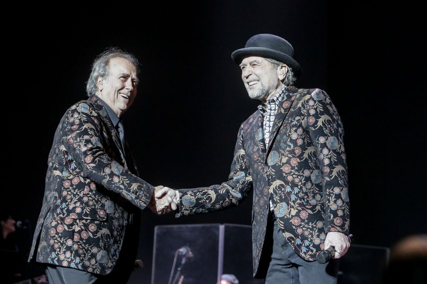 Los cantantes Joan Manuel Serrat y Joaqu&iacute;n Sabina se dan la mano durante su actuaci&oacute;n en el WiZink Center de Madrid el pasado 20 de enero de 2020.&nbsp; &nbsp; &nbsp;