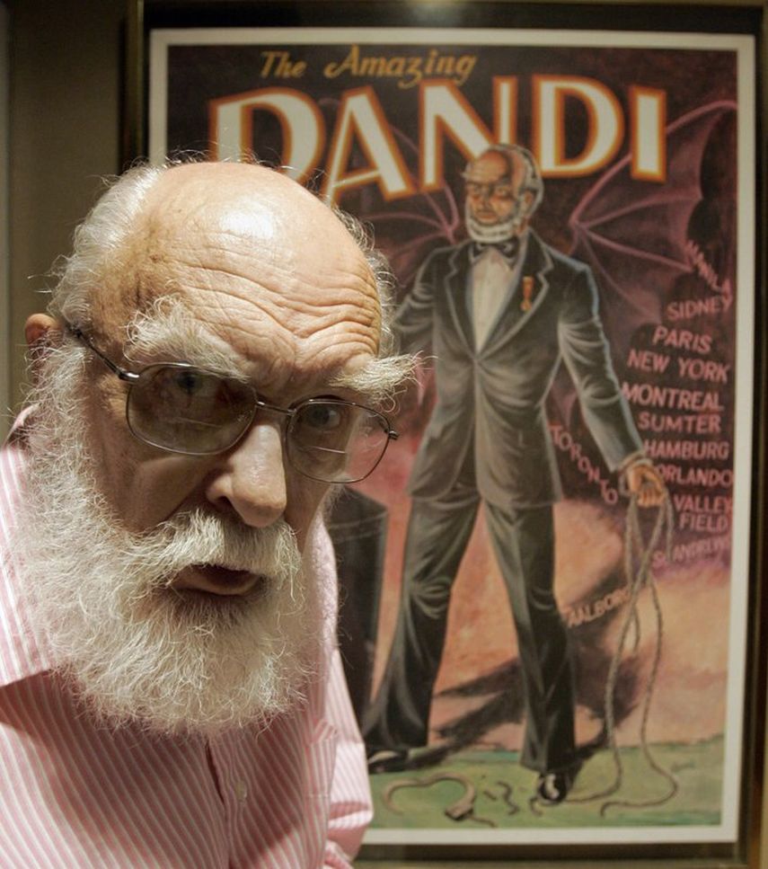 James Randi en foto del 29 de junio del 2007 en su casa de Fort Lauderdale, Florida, con un afiche de su época de mago de fondo.
