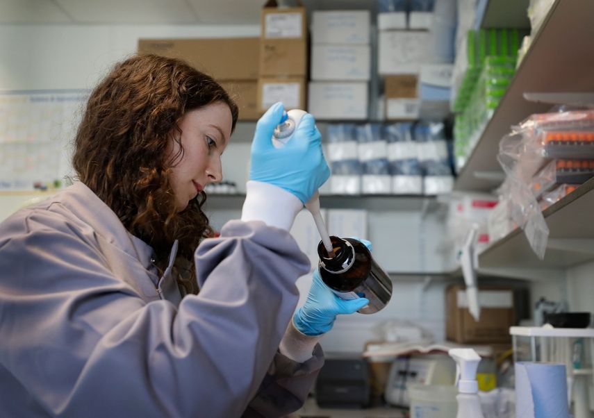 Jess OHara, una t&eacute;cnica laboratorista, trabaja en el proceso de pruebas de anticuerpos en el laboratorio de Imperial College en Londres, el jueves 30 de julio de 2020.&nbsp;