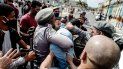 Policías y agentes de la Seguridad del Estado arrestan a un manifestante en La Habana. Policías y agentes de la Seguridad del Estado arrestan a un manifestante en La Habana.