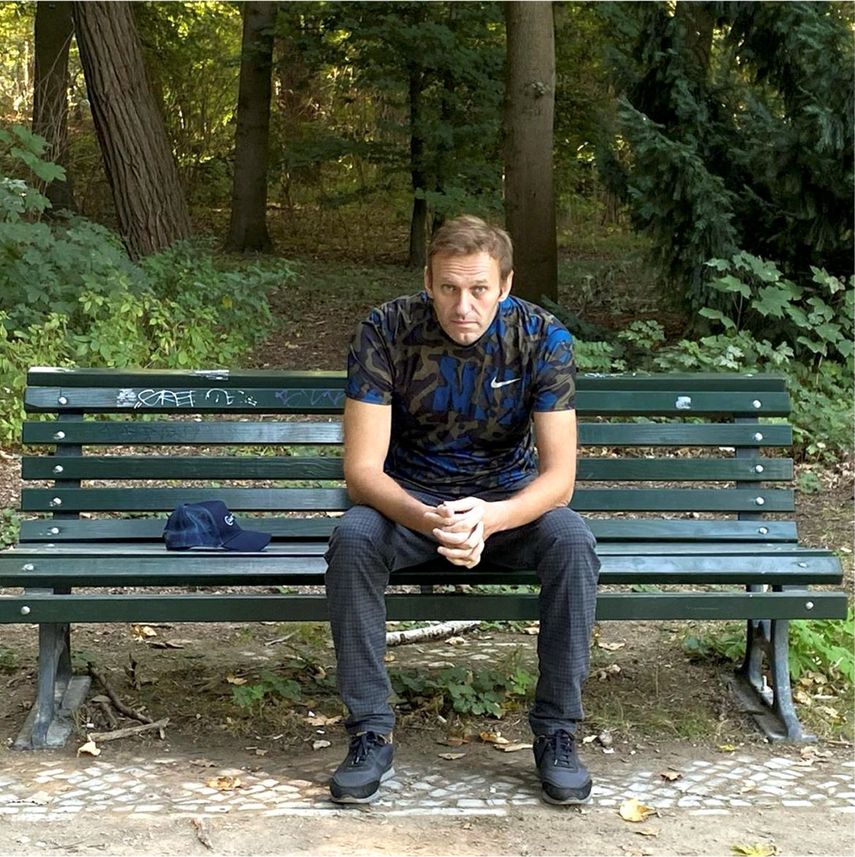 El l&iacute;der opositor ruso Alexei Navalny, sentado en un banco en una imagen publicada en su cuenta de la red social Instagram el 23 de septiembre de 2020.&nbsp;