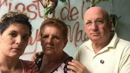 Sonia Álvarez junto a su hija Sayli Navarro y su esposo Félix Navarro.&nbsp;