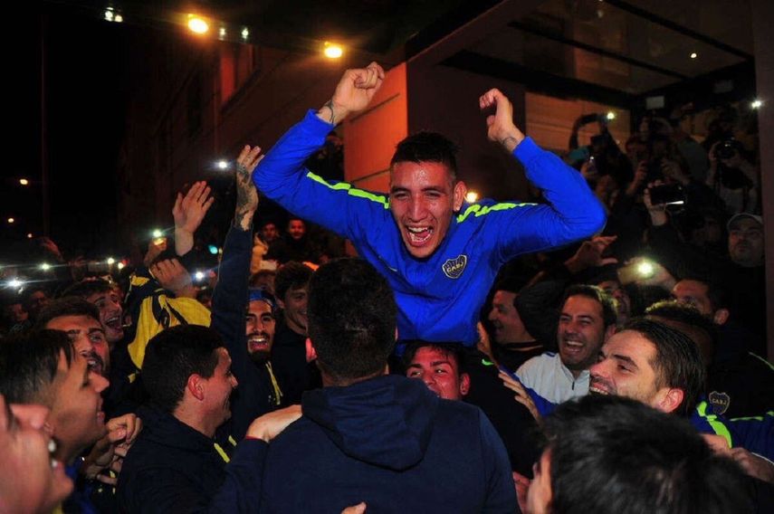 Jugadores de Boca celebran el título en las afueras del hotel donde se hospedan en Bahía Blanca.&nbsp;