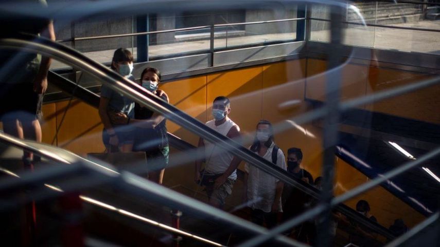Personas con mascarillas para prevenir la propagación del coronavirus dentro de una estación de metro en Madrid, España, el 28 de julio de 2020.&nbsp; &nbsp;